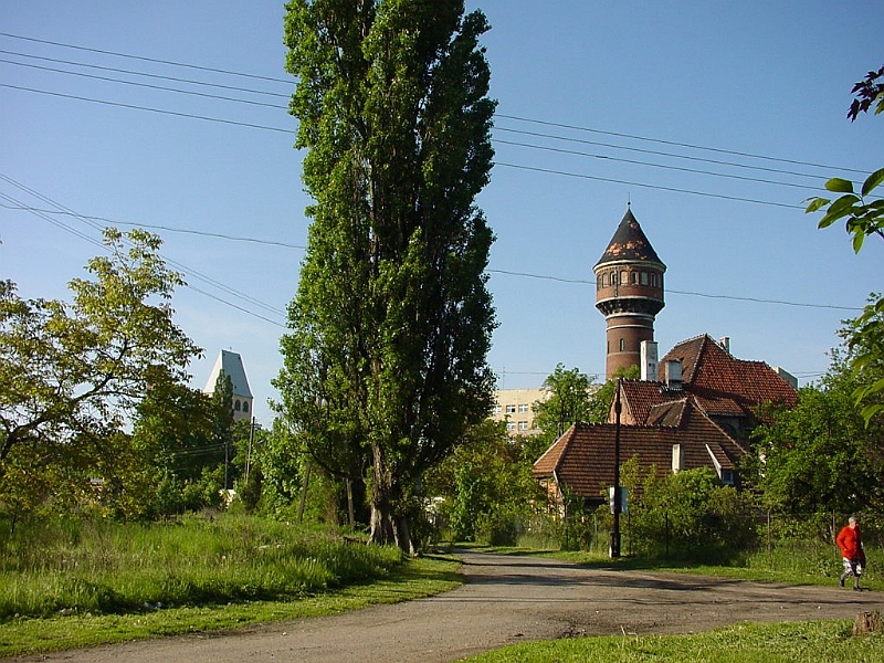 03.jpg - Wieża od strony ul. Wileńskiej - rok 2004 *The tower seen from Wilenska street, 2004